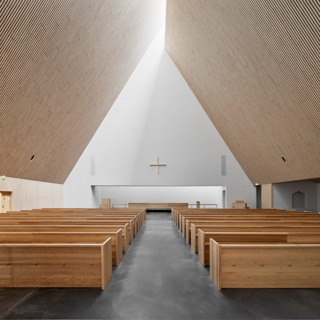 Näkymätön akustiikka kruunaa modernin kirkkorakennuksen